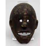Maske, Ibo oder Idoma.Holz mit Resten einer dicken, dunkelbraunen Farbschicht. Gesicht mit offenem