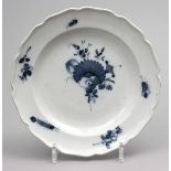 Teller, Meissen.Gewellte Fahne und Spiegel mit blauer Blumen- und Insektenmalerei. Kratzer und