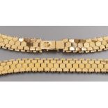 Collier.750/000 GG, 39,3 g. Band aus schuppenförmigen Gliedern. B. 0,9 cm, Ketten-L. 42 cm.