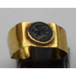 Antiker Goldring.Bandring aus mindestens 21,6 kt. GG, geprüft, brutto 2,2 g. Mittig besetzt mit