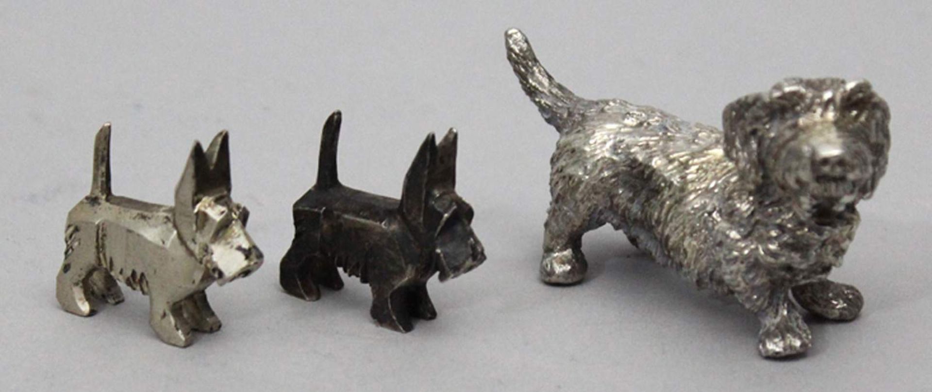 Drei Hundeskulpturen.Massives 935/000 Silber, zus. 120 g. 20. Jh. H. 2,5 bis 4, L. 3 bis 5,5 cm. - Bild 3 aus 3