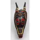 "Zamble"-Maske, Guro.Holz, bemalt in Schwarz, Gelb, Rot und Weiß. Mythische Tiermaske von lang