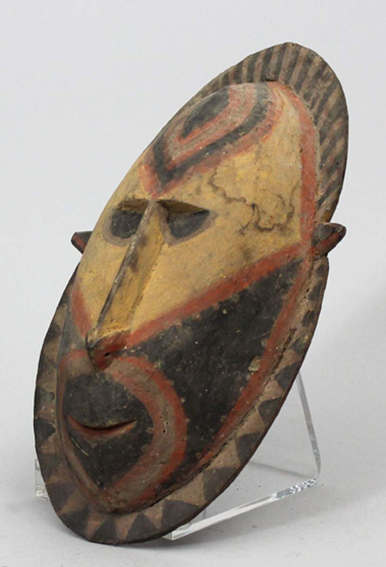 Ahnen-Maske, Abelam.Holz, schwarze, gelbe und rote Farbe. Ovales Gesicht mit keilförmigem Nasenrist, - Bild 2 aus 3