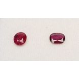 Zwei ungefasste Rubine, zus. ca. 2,2 ct.Einmal im Antikschliff, 0,97 ct.; einmal oval facettiert,