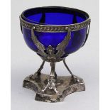 Saliere im Empirestil.Silber, 108 g. Dreinbeiniges Gestell mit Harpyien. Blauer Glaseinsatz. Um