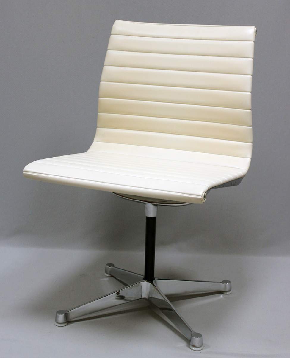 Eames, Charles & RayStuhl "EA 105". Vierstrahliger, verchromter Alufuß mit weißen Gleitern. Drehbare