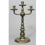 Historismus-Leuchter.Metall/Messing. Dreiflammiger Baluster auf Scheibenfuß. Um 1880. H. 37 cm.