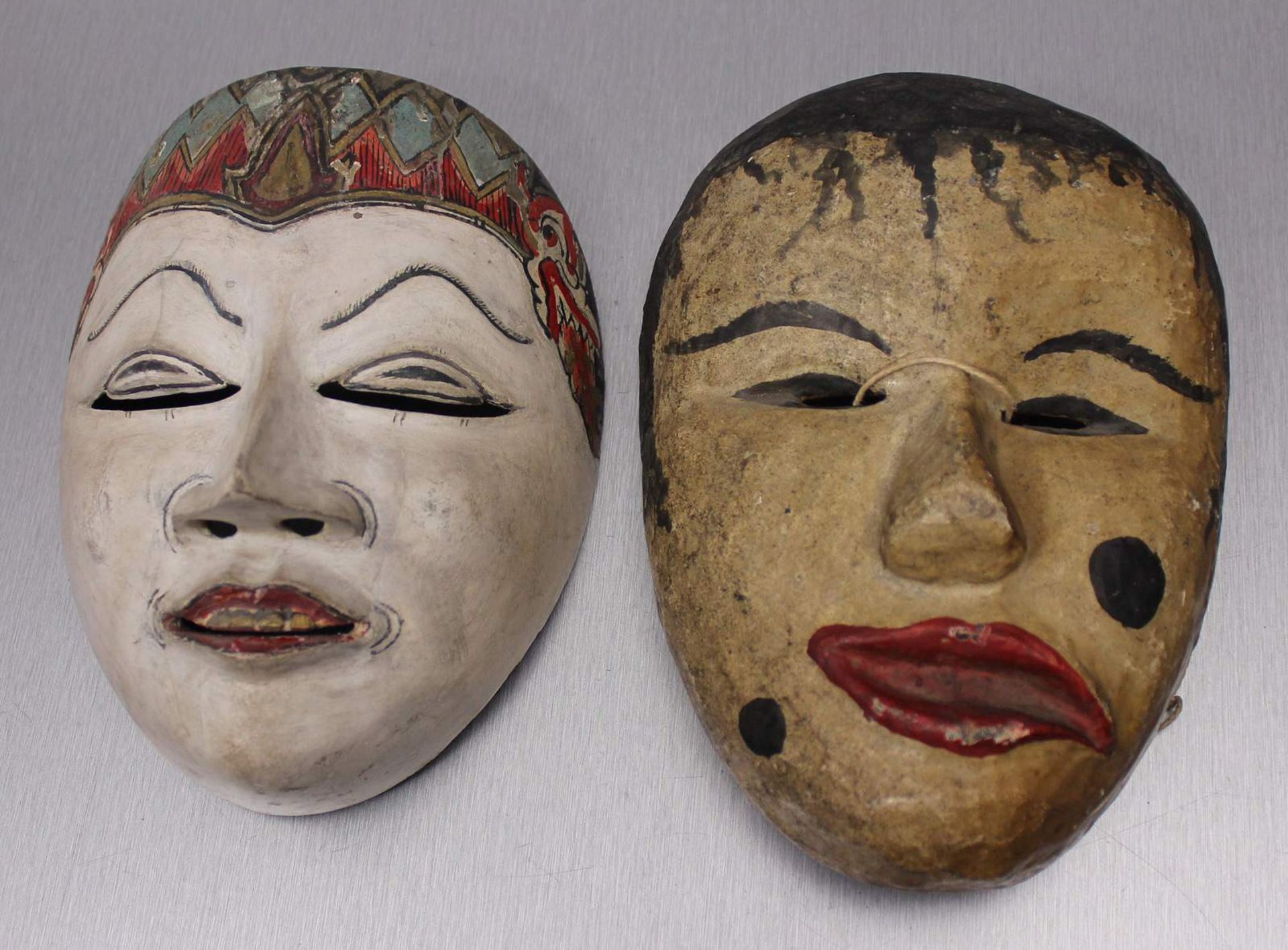 Zwei Wayang-Topeng-Masken.Holz und Farben. Die Masken wurden bei Tanzaufführungen getragen, die