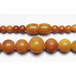 Bernsteinkette.Teils leicht ovale, opake Perlen in verschiedenen Brauntönen, D. ca. 5 bis 14 mm im