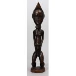 Blolo Bian-Skulptur, Baule.Rötlichers, poliertes Holz. Figur eines stehenden Mannes mit kammartig