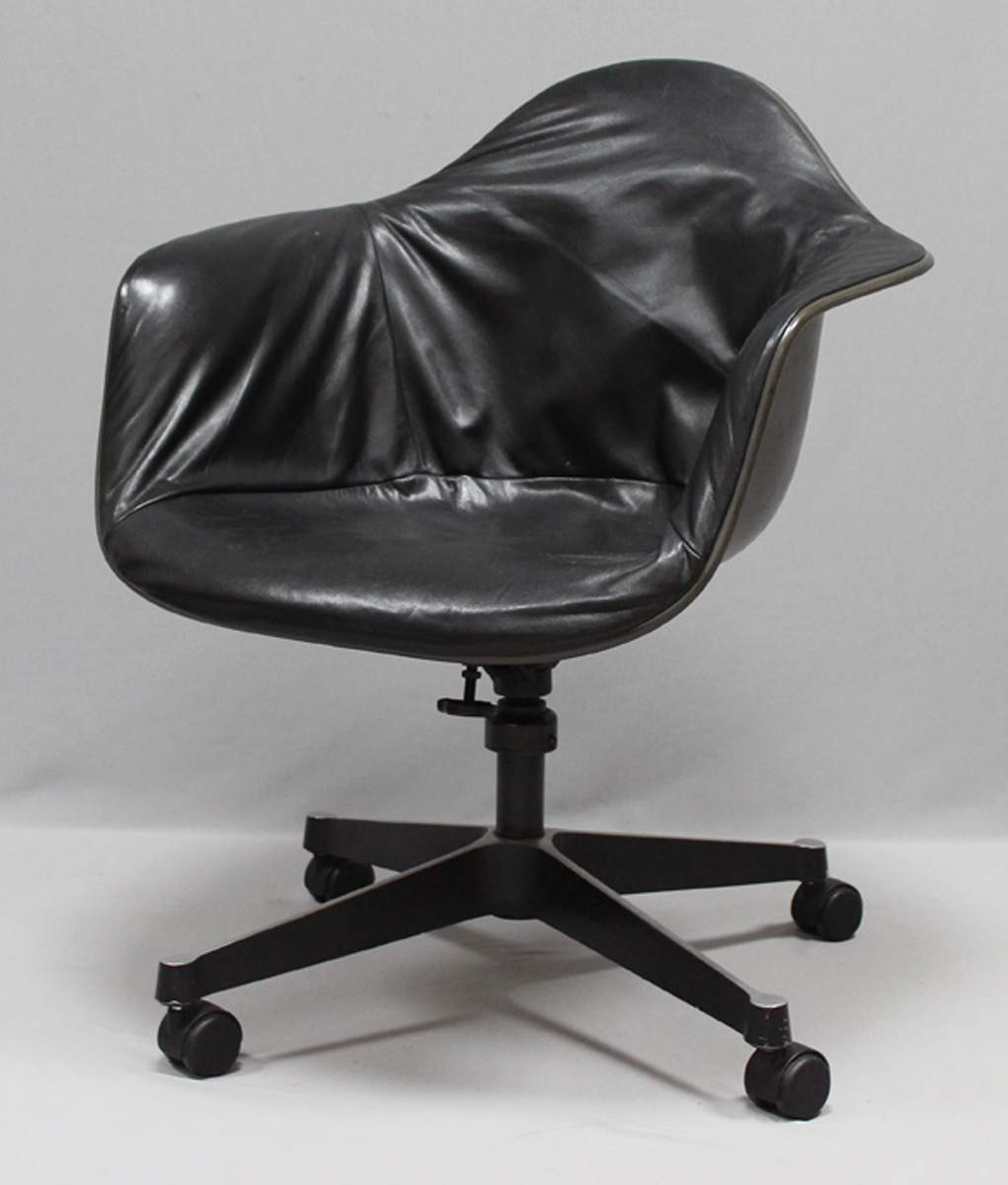 Eames, Charles & RayDesk Chair. Vierstrahliger, verchromter Alufuß mit Rollen. Drehbare Fiberglas-