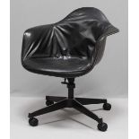 Eames, Charles & RayDesk Chair. Vierstrahliger, verchromter Alufuß mit Rollen. Drehbare Fiberglas-