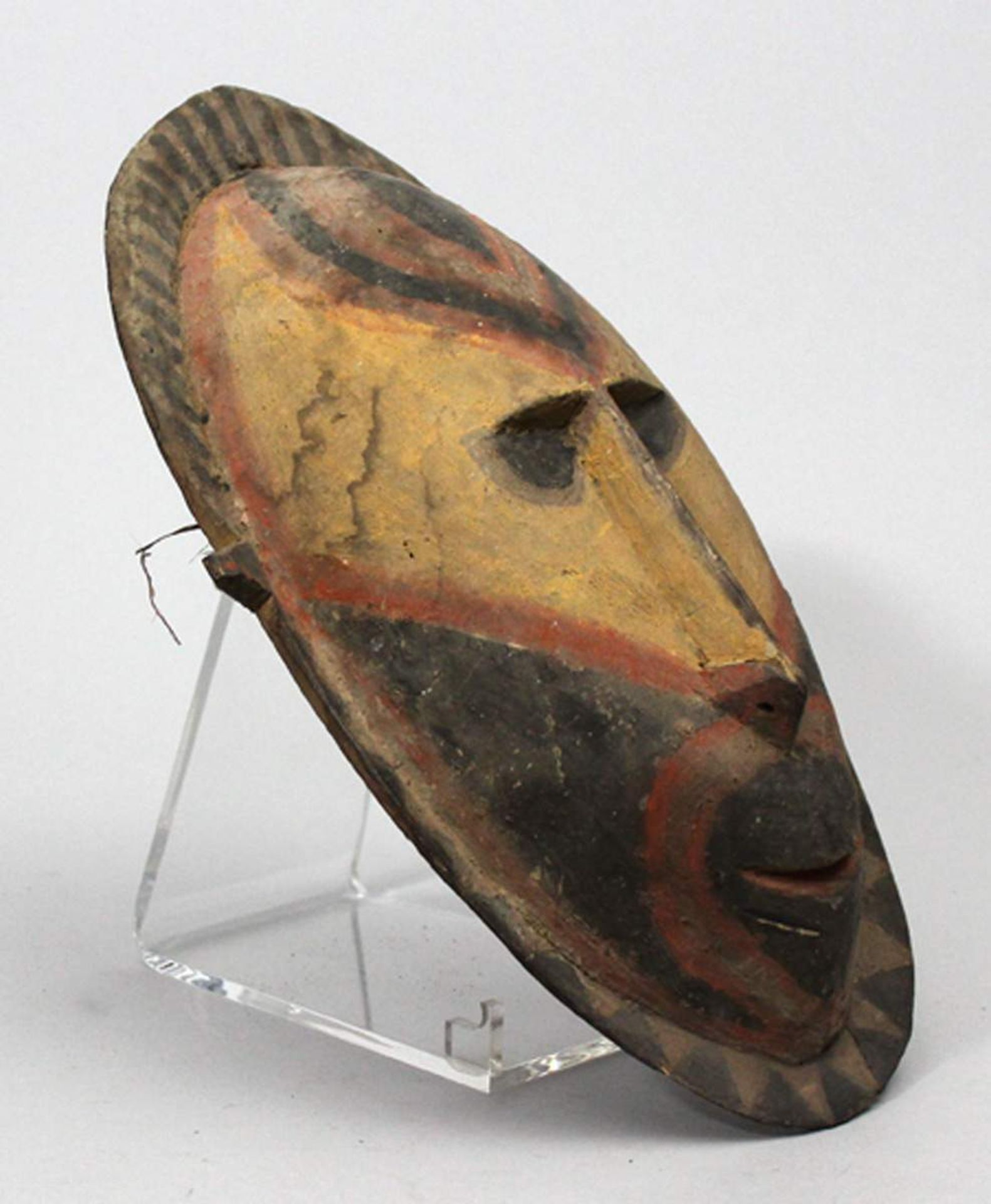 Ahnen-Maske, Abelam.Holz, schwarze, gelbe und rote Farbe. Ovales Gesicht mit keilförmigem Nasenrist, - Bild 3 aus 3