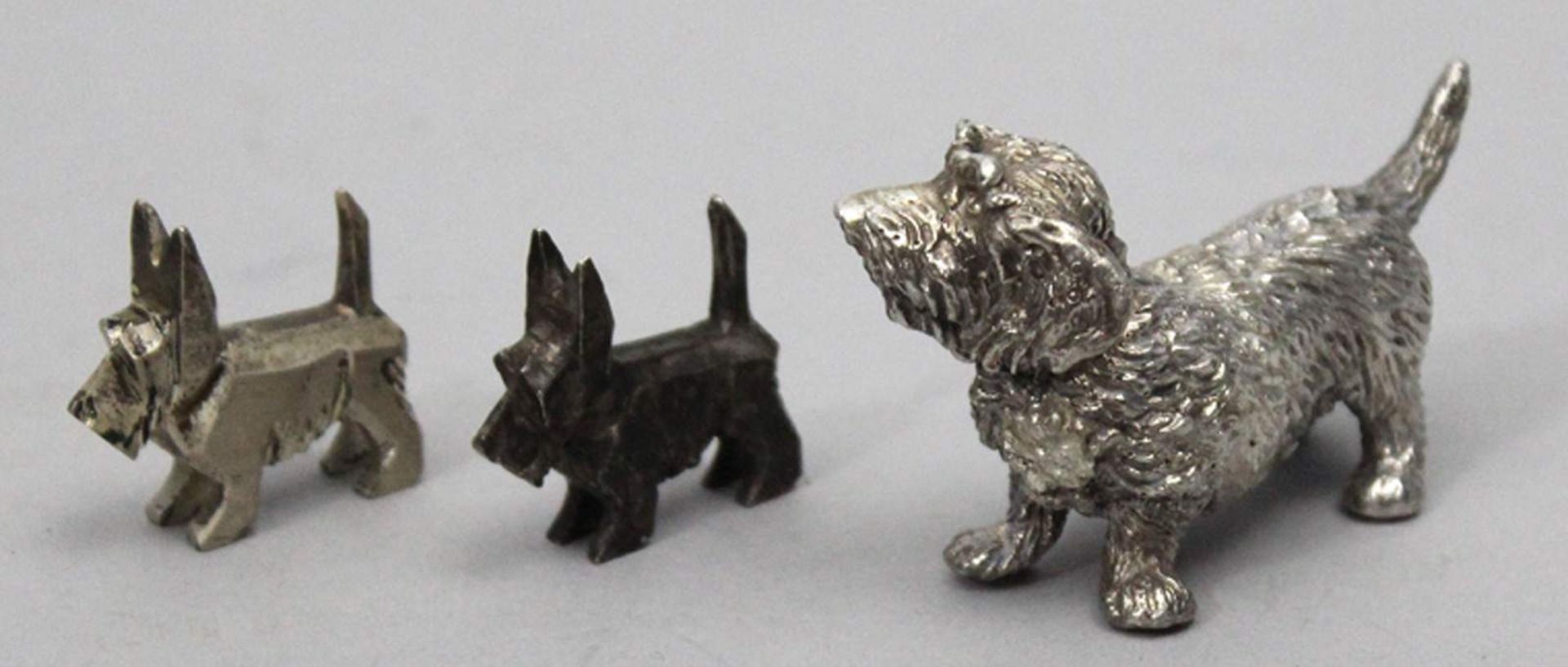 Drei Hundeskulpturen.Massives 935/000 Silber, zus. 120 g. 20. Jh. H. 2,5 bis 4, L. 3 bis 5,5 cm. - Bild 2 aus 3