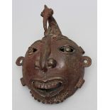 Maske, Kamerun.Kupferbronze, rot-braun bemalt. Rundes, bärtiges Gesicht mit Stammesnarben im Relief,