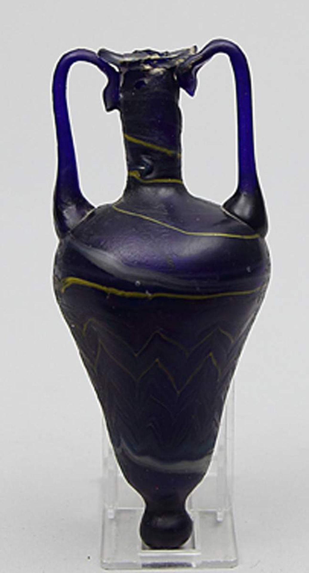 Großer Amphoriskos.Dunkelblaues, so genanntes "Core formed"-Glas, umlaufend mit Bändern und