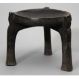 Hocker, Hehe.Holz. Sitzfläche mit dunkler Gebrauchspatina. Niedrige Form auf drei leicht