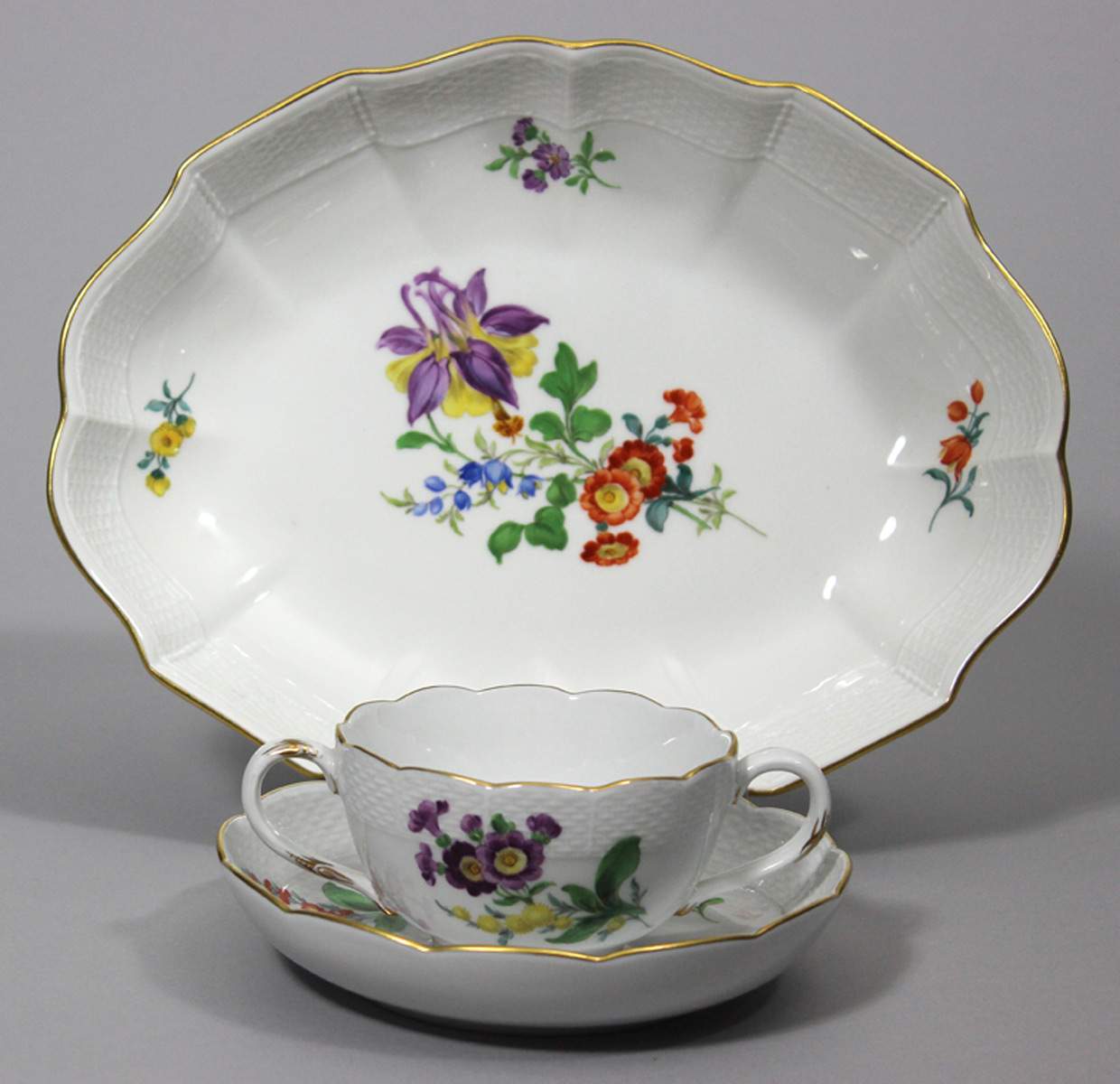 Ovale Schale und Suppentasse mit Untertasse, Meissen,"Osierrand". Bunte Blumenmalerei, Goldrand.