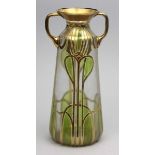 Jugendstil-Vase.Lüstrierender Glaskorpus mit seitlichen Griffen. Goldemailbemalung (poliert) in
