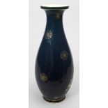 Vase, Sèvres.Porzellan. Keulenform. Blau gewölkter Fond, am Halsansatz in grün wechselnd,