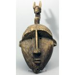 Maske mit Antilopen-Aufsatz, Bamana.Holz. Langes, zum Kinn spitz zulaufendes Gesicht mit