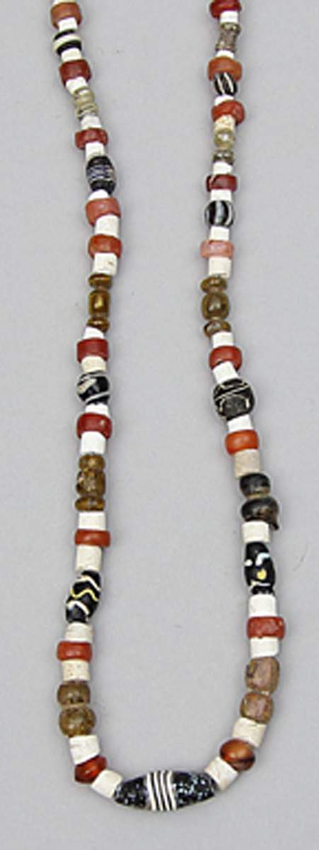 Antike Halskette.Unregelmäßige Perlen aus Karneol, Glas und Steatit, teils gebändert bzw. in