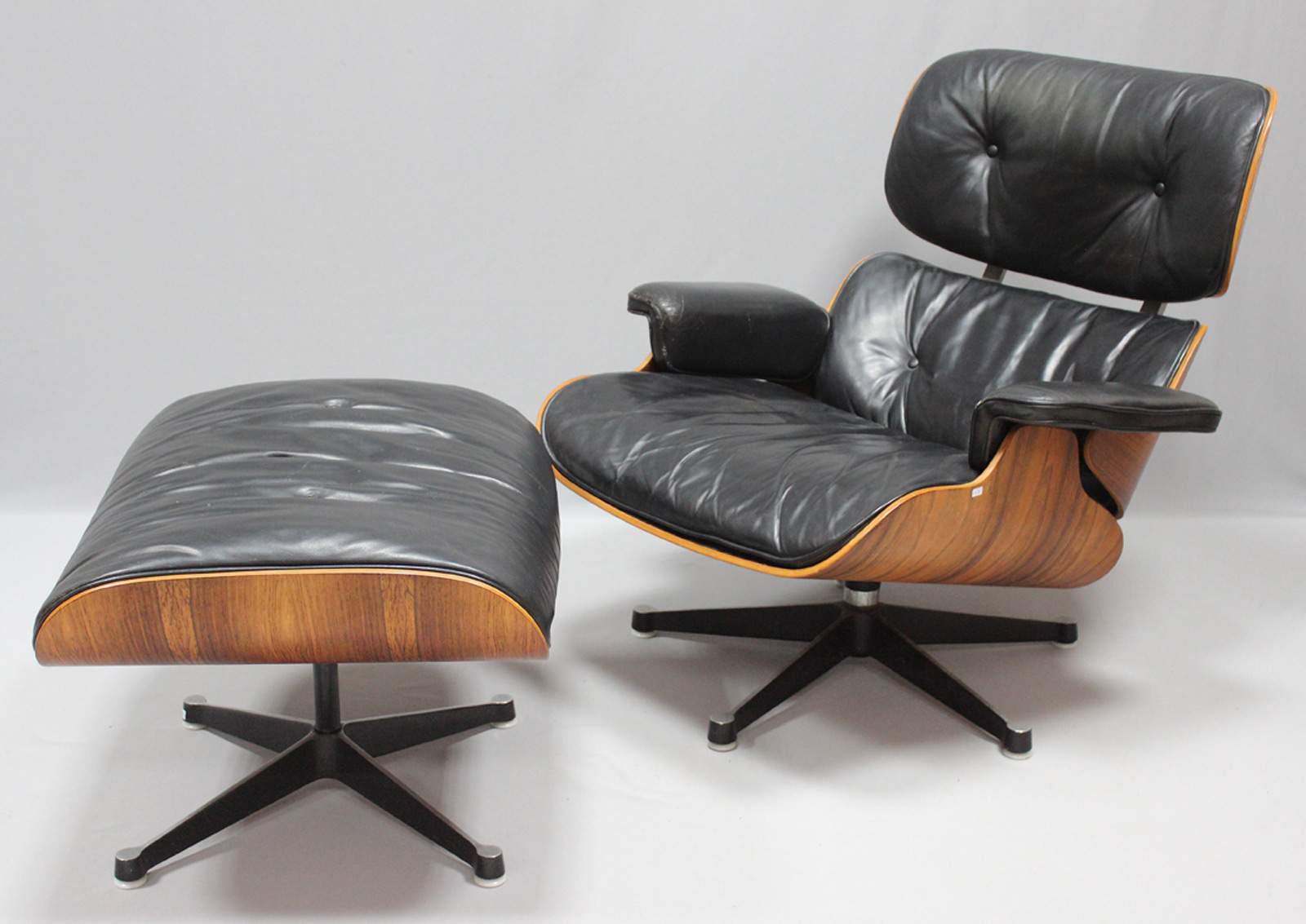 Eames, Charles & Ray"Sessel Nr. 670" und "Ottoman Nr. 671". Geformtes Schichtholz,