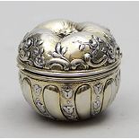 Dose in Form eines Apfels.800/000 Silber, 74 g, Innenvergoldung. Reich reliefierte Wandung und