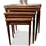 Tischset im Empire-Stil,dreiteilig. Mahagoni mit Messingverzierungen. Rechteckige Deckplatten mit