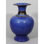 Große chinesische Vase.Porzellan mit so genannter "powder-blue"-Bemalung und feinem Unterglasurdekor