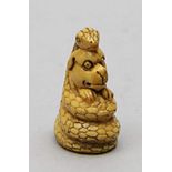 Netsuke.Elfenbein, geschnitzt. Darstellung einer sich um einen Hund windenden Schlange. In