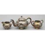 Teekernstück mit Drachendekor, China,dreiteilig. Silber, brutto 976 g. Gebauchte Wandungen in Form