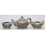 Teekernstück mit Chrysanthemendekor, China,dreiteilig. Silber, brutto 971 g. Gebauchte Wandungen mit