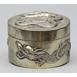 Dose mit Drachendekor, China.Silber, 171 g. Wandung und Deckel mit umlaufendem Drachenrelief. Mz.