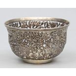 Schale mit Chrysanthemendekor, China.Silber, 221 g. Durchbrochen gearbeitete Wandung umlaufend mit