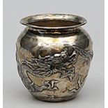 Vase mit Drachendekor, China.Silber, 177 g. Wandung umlaufend mit Drachenrelief. Min.
