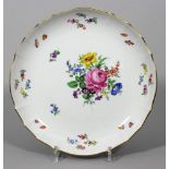 Schale, Meissen,"Neuer Ausschnitt". Bunte Blumenbouquetmalerei mit Streublümchen und Insekten,