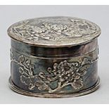 Dose mit Chrysanthemendekor, China.Silber, 266 g, Innenvergoldung. Wandung und Deckel umlaufend