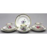 Vier Kaffeegedecke und Tasse mit Untertasse, Meissen.Tassen mit Schlangenhenkel. Rote Rosenmalerei