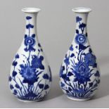 Paar Kangxi-Vasen.Birnenförmiger Porzellankorpus mit feiner Blumenmalerei in Unterglasurblau. Auf