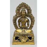 Skulptur des "Amitayus".Bronze, feuervergoldet. Der Adi-Buddha ruht im Meditationssitz auf einem