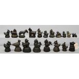 20 Miniatur-Opiumgewichte.Überwiegend Bronze. Dabei: Elefant, Pferd, Löwen, Enten und Hähne.