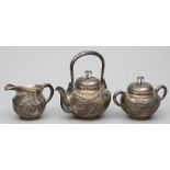 Teekernstück mit Drachendekor, China,dreiteilig. Silber, brutto 1.041 g. Gebauchte Wandungen mit