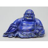 Skulptur eines "Hotei".Lapislazuli, ca. 1.362 g. Kante min. best. L. 16 cm.Mindestpreis: 100 EUR