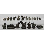 20 Miniatur-Opiumgewichte.Überwiegend Bronze. Dabei: Elefant, Pferd, Löwen, Enten und Hähne.