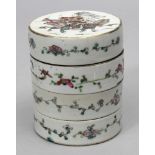 Vierteilige Stapeldose.Porzellan. Runde, zylindrische Wandung mit bunt gemalten Ornamenten, Deckel
