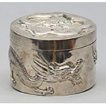 Dose mit Drachendekor, China.Silber, 116 g. Wandung und Deckel mit umlaufendem Drachenrelief. Monog.