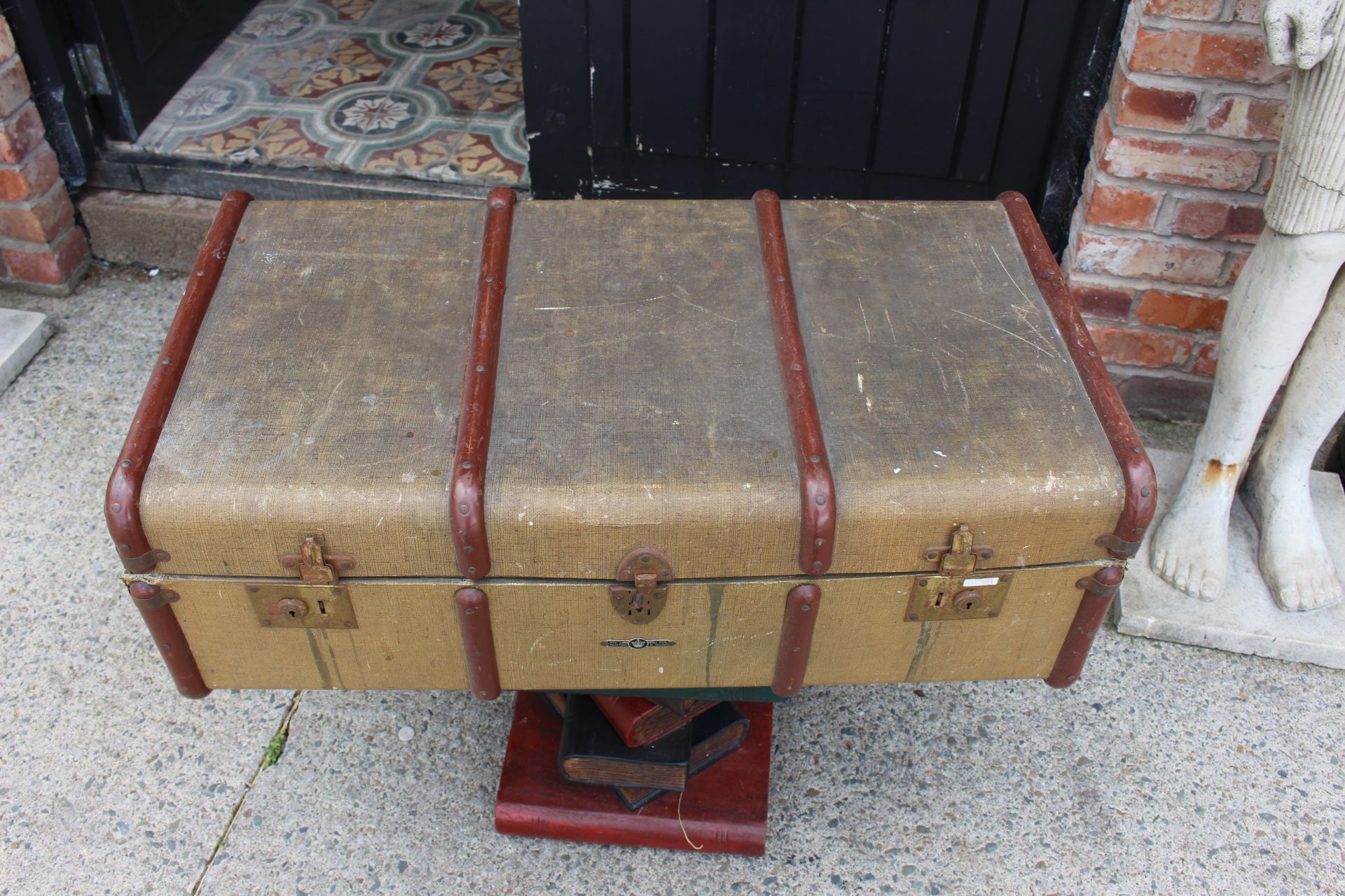 light brown leather suitcase with wooden strap - Image 3 of 4