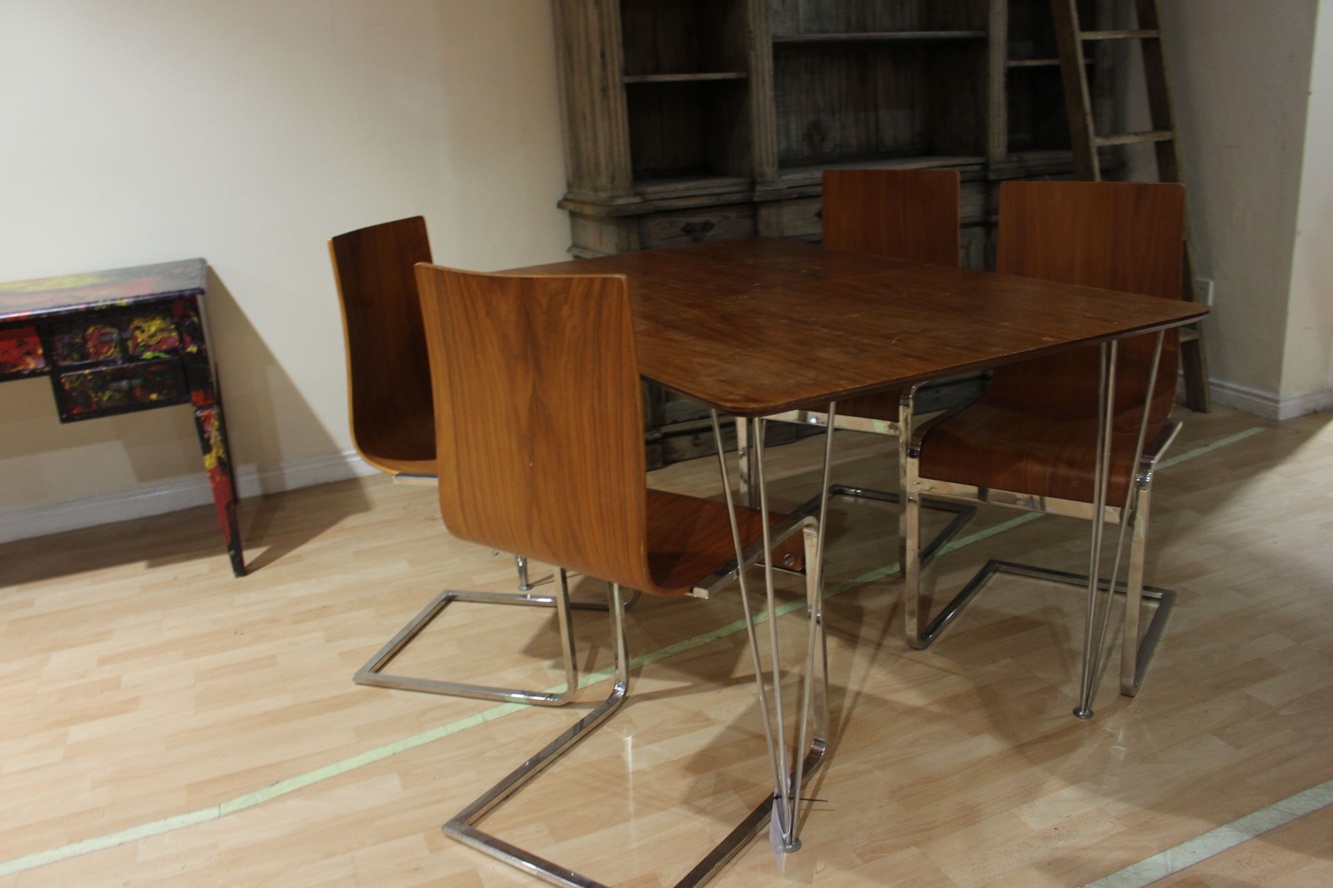 vintage dinner table with hair pin chrome leg and four chairs - Image 3 of 4