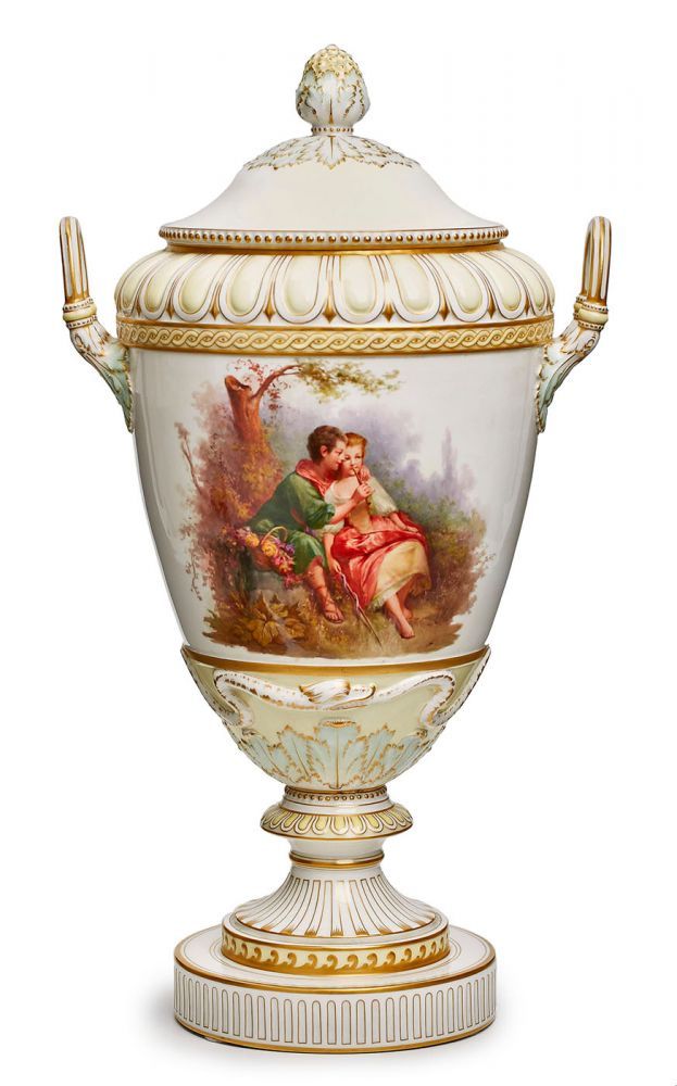 Weimarer Vase mit Watteauszene, KPM Berlin nach 1870. Bunt, zart grün u. gelb, sowie gold staffiert.
